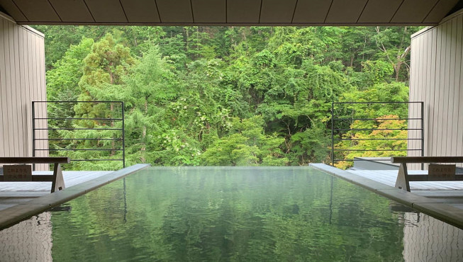 泷乃家顶楼的云井之汤，正对庭园风景的无边浴池，可欣赏到四季的梦幻绝景。