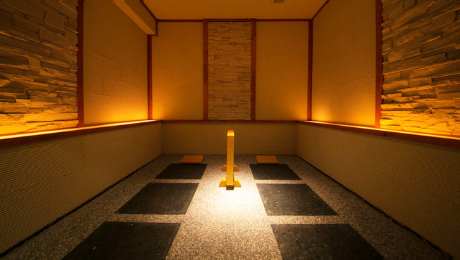 整座十层的酒店仅有40间套房，在简练设计中完美融入沉静典雅的日式格调。