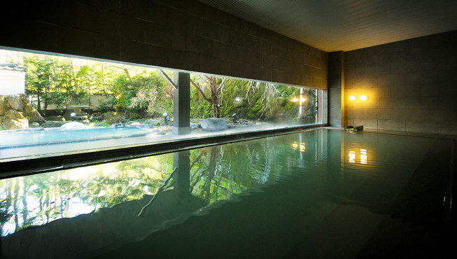 您既能在公众浴场和露天浴池舒享温泉，也可以在房间里边眺望自然景观边入浴温泉，体会别样风情。