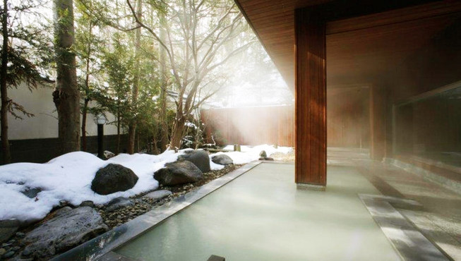 露天温泉连接着花园，可以享受到登别的四季风景。