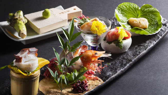 酒店采用新鲜的当地食材，融合日式与西式烹调方式，完美呈现了现代和式美食的巅峰之味。
