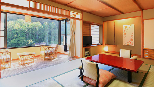 全馆有37间客房，内饰用色鲜亮，且兼具和式风格。