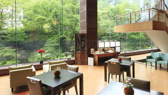 餐厅的落地窗可看到花园的四季盛景。