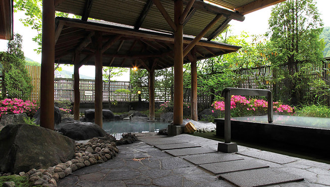 旅馆引以为豪的是附有露天温泉的客房和12块榻榻米大的宽敞日式客房。