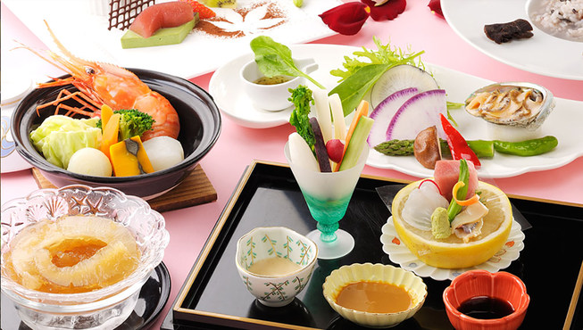 酒店严选当季食材，以绝佳技艺烹制色味俱佳的顶级盛宴。