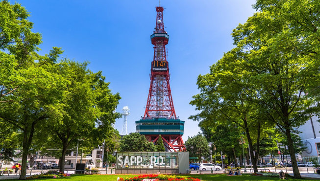 札幌的大通公园种植了92种不同品种共4700棵树，让办公大楼区瞬间绿意盎然，感受到文明与自然的交错融合感。