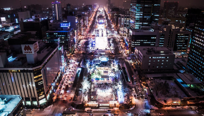 每年11月举办“札幌白色灯节”，以大通公园为中心点缀起数十万灯饰，璀璨地照亮了冬天的街道。