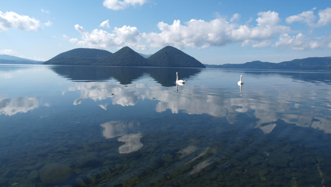 洞爷湖是日本第三大火山口湖，天气晴朗时可远眺羊蹄山、有珠山和昭和新山。