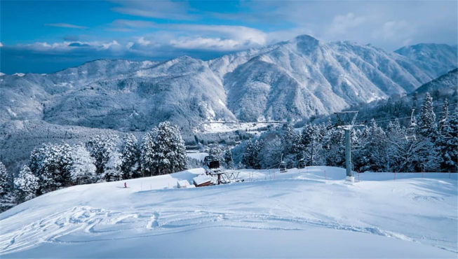 立山山麓滑雪场是北陆地区最大的滑雪胜地，由极乐坂、雷⻦山谷和栗巢野三部分组成。