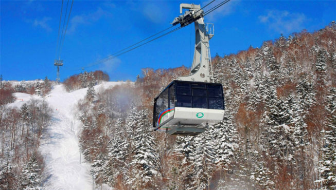 这里的大型缆车每次可以运送101名滑雪者直达山顶。