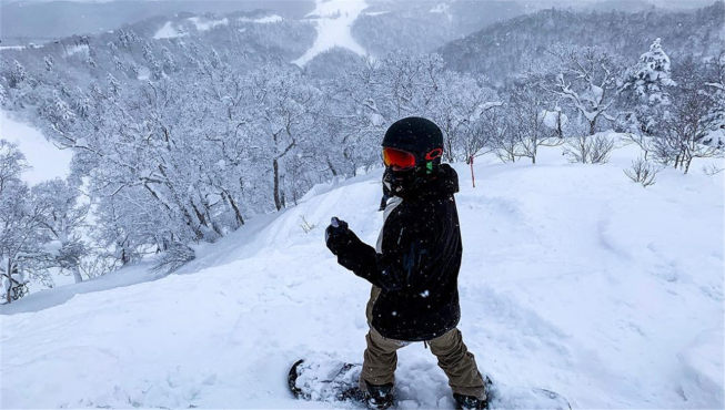 相比热门滑雪目的地，曾十数次举办FIS高山滑雪世界杯的富良野滑雪场相对人少，雪季持续时间长。