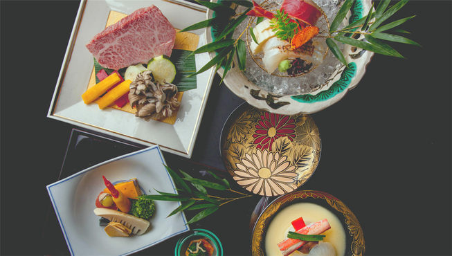 小川屋善用地域物资丰富的优势，将周边的特产尽数收集，把温泉旅馆的膳食特色发挥到极致。