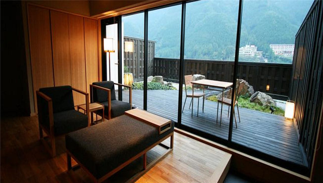 酒店共有85间客房，舒适客房内均拥有西式或日式内饰；部分客房享有山景、河景或半露天风吕。