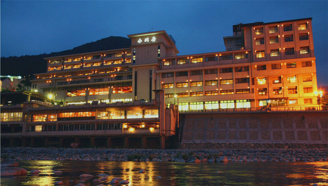 下吕温泉 小川屋地处温泉街中心，步行约5分钟即可抵达历史街区——高山古井街，自JR下吕站步行约8分钟，酒店提供往返JR下吕站的免费穿梭巴士。