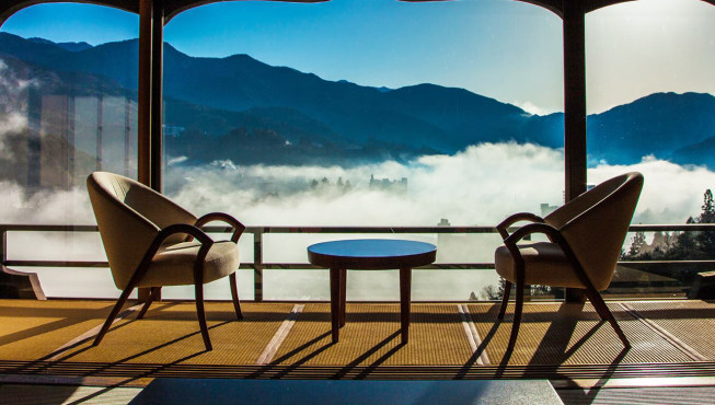翔月旅馆依偎着历史悠久的下吕温泉，从这里可以透过空中浮云俯瞰整个温泉乡，绝对是独一无二的“天空之宿”。