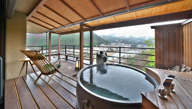 部分房间的阳台配备了露天温泉，您可边泡汤，边欣赏温泉乡的景致。