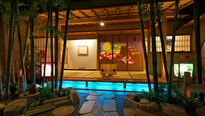 料理茶屋“水琴亭”准备了以当季食材入馔的会席料理。