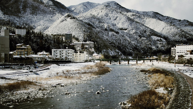 旅馆位于一处半山腰，俯瞰着下吕温泉区，并被茂盛的自然森林所包围。