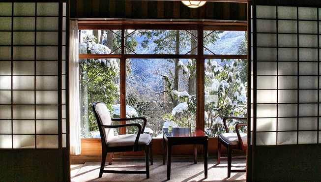 旅馆被茂密的森林所包围，因而每间客房都可一窥大自然的美丽风景。