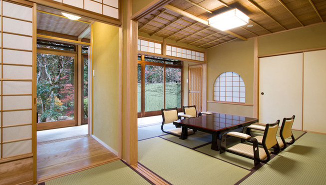 4种不同房型的客房，每间均铺有榻榻米地板，提供日式蒲团寝具、平板电视、冰箱、电热水壶、日式浴袍、私人卫生间等。