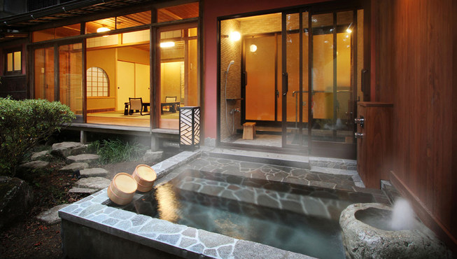 部分客房还拥有私人温泉浴池。