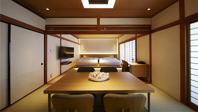 酒店共有可赏市景的460间客/套房，室内设计上融入了传统日式元素。
