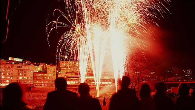 下吕温泉在1月至3月的每周六都燃放烟花，每个月的烟花主题也不尽相同。