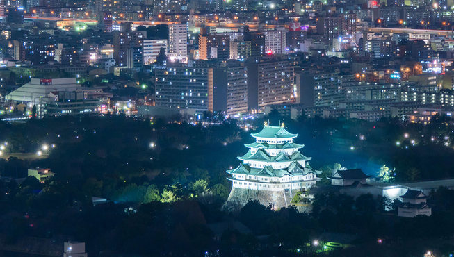 “名古屋城”是名古屋的标志性建筑，尤其是天守阁屋顶上的金鯱，更是被作为这座城市的象征。