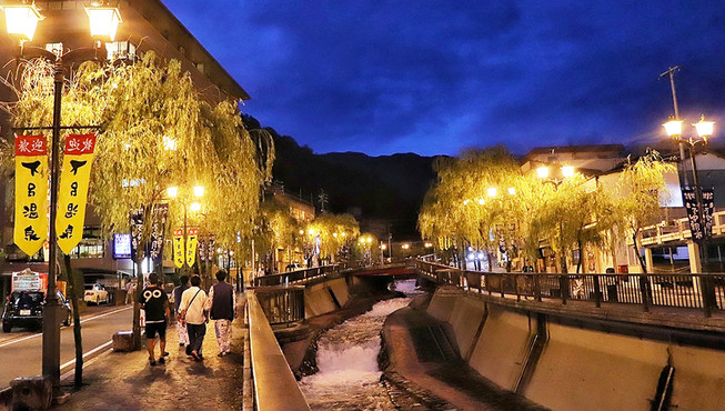 下吕温泉街约有10个足汤的地点，在这里您不仅可以享受足汤，还有众多美食小吃和当地有趣的小景点。