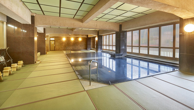 融合榻榻米文化与温泉文化，汤池区域由百帖以上榻榻米铺设而成，而称其为“叠风吕”。