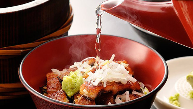 名古屋的美食也极富当地特色，著名的鳗鱼三吃、九斤鸡与味噌炸猪排等，都是不能错过的。