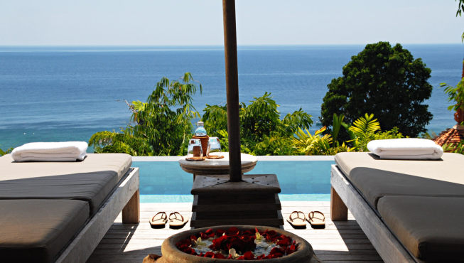 所有私人泳池都坐拥安达曼海（Andaman Sea）的醉人美景，用天然灰色大理石砌成的无边泳池，静静地溢出流入大海，和远处的海天完全融为一体。