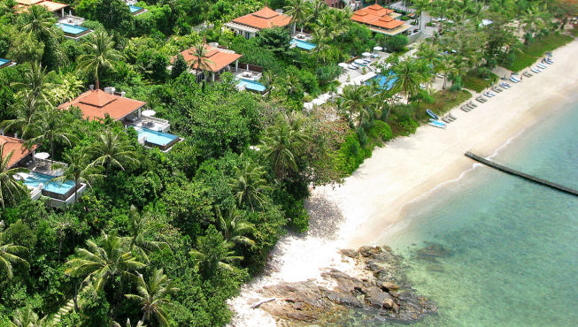 特瑞萨拉是全东南亚唯一一家全部别墅都建有私人泳池的度假酒店，位于普吉岛西北海岸线静谧的私人港湾，拥有48套泳池别墅与20套可供出租的私人住宅别墅，每一间别墅都正朝大海，独拥海景。