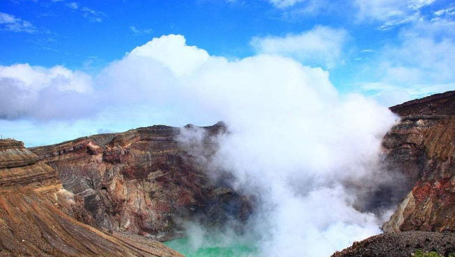 阿苏火山群是日本乃至世界著名的大规模火山群，此地有5座火山口巍峨并立，多种地形，堪称奇观。