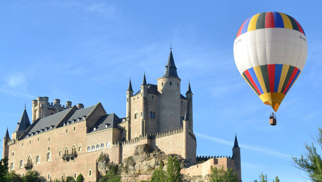 乘坐热气球，欣赏塞戈维亚阿卡沙堡的美景，仿佛误入童话世界。