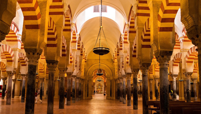 科尔多瓦清真寺具有摩尔建筑和西班牙建筑的混合风格， 是西班牙伊斯兰教最大的神圣建筑之一。