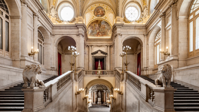 马德里皇宫（Palacio Real de Madrid）是仅次于凡尔赛宫和维也纳美泉宫的欧洲第三大皇宫。