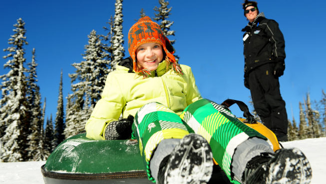 孩子们喜爱的轮胎滑雪,四个滑道足够举办一场轮胎滑雪。