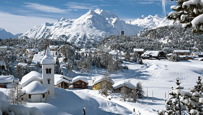 阿尔卑斯山脊上的小镇恩嘎丁，四周是壮丽的高山风景，有着无与伦比的自然风光。