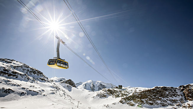 雪场配备了最顶尖最先进的周边设施，让雪迷们畅滑无阻。