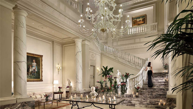 米兰巴黎宫水疗大酒店使用华贵大理石打造建筑主体，以珍贵古董艺术品作为内饰。