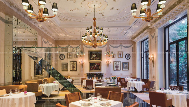 Gourmet 餐厅主打传统意大利菜，美丽的私人花园是这里的另一亮点。