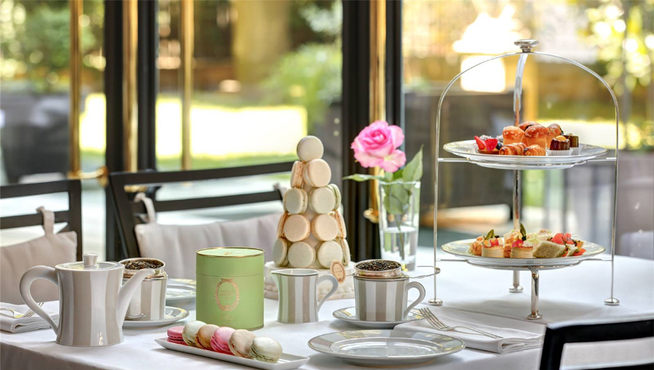 米兰巴黎宫水疗大酒店每天从下午5点到晚上7点提供由巴黎著名甜品店 Ladurée 准备的特色下午茶。