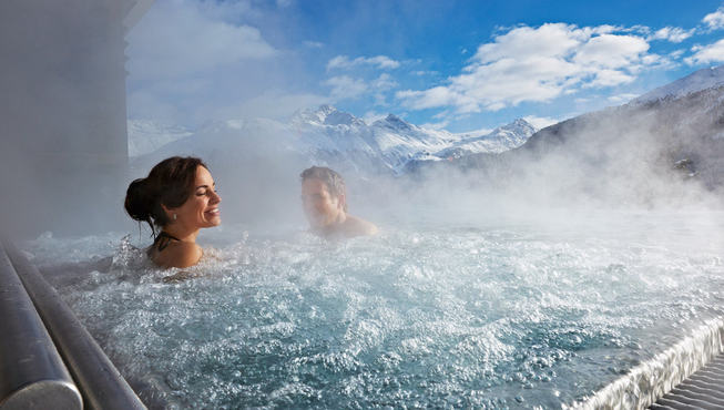 Kulm酒店拥有可以俯瞰圣莫里茨湖全景的Kulm温泉水疗中心，大型全景窗户外就是瑞士高山美景。