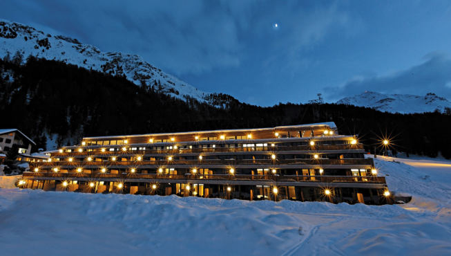 Nira Alpina酒店位于壮丽的恩嘎丁河谷顶端，拥有延绵雪山和湖泊美景。