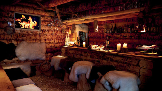在Nira Alpina的特色酒吧里喝上一杯热红酒。