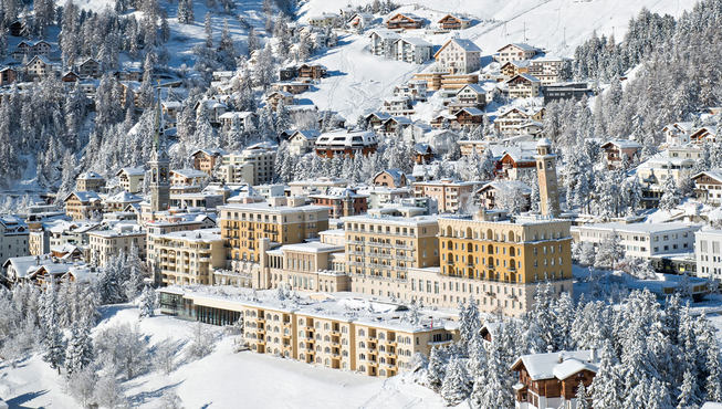 Kulm酒店位于圣莫里茨镇上，是这里历史最悠久的豪华酒店之一。