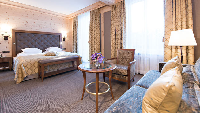 酒店客房装修典雅，采用上佳的原料并选取当地手工艺品中的元素进行设计。