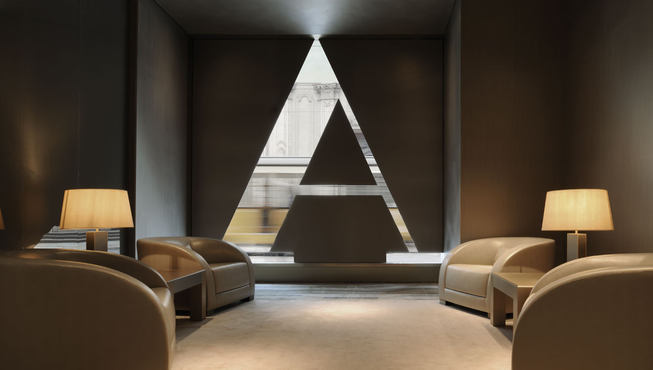 酒店内部装饰完全秉承了乔治·阿玛尼那独一无二的美学理念，集奢华、美观、私密和舒适为一体。