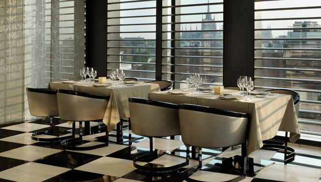 从7楼的酒店餐厅里，宾客可以眺望米兰大教堂。
